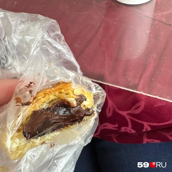 Очень много шоколада в не очень вкусной слойке | Источник: Наташа Пальникова / 59.RU