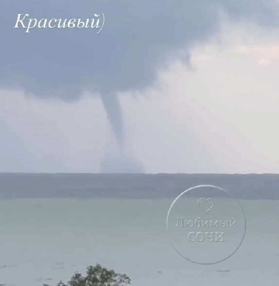До 12 октября сохраняется вероятность формирования смерчей над морем | Источник: Любимый Сочи /telegram