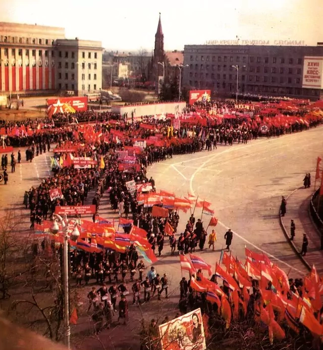 В мае 1985-го состоялась одна из самых масштабных и красочных демонстраций трудящихся. Ее приурочили к грядущему XXVII съезду КПСС, который состоялся через год в феврале | Источник: Географический атлас ГУГК / pastvu.com