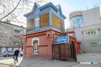 Вход в кафе прячется за железным забором  | Источник: Олег Фёдоров / CHITA.RU