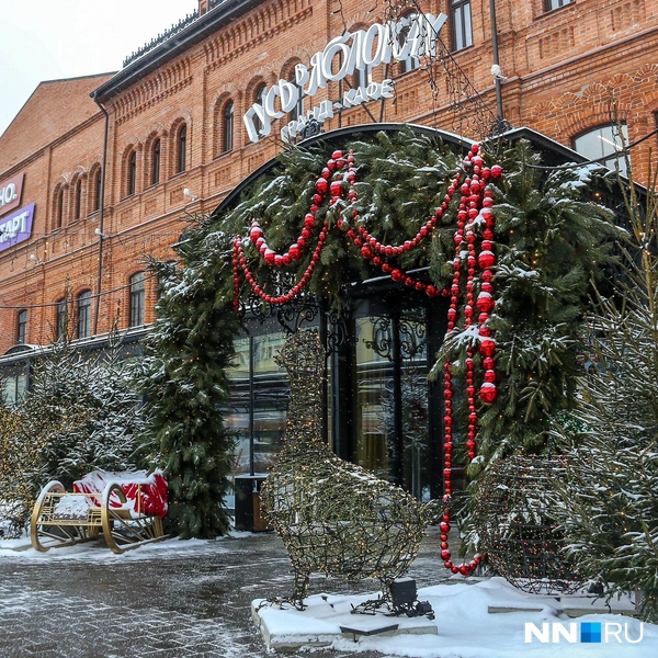 Кафе «Гусь в яблоках» отдало предпочтение классическим украшениям&nbsp;— яркие бусы и сани | Источник: Наталья Бурухина / NN.RU