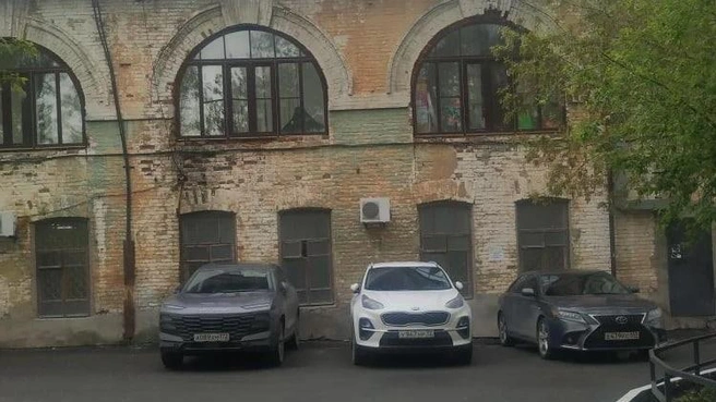 По утверждениям пенсионерки, возле стены стоят машины именно сотрудников комиссариата  | Источник: Наталья Жалобина