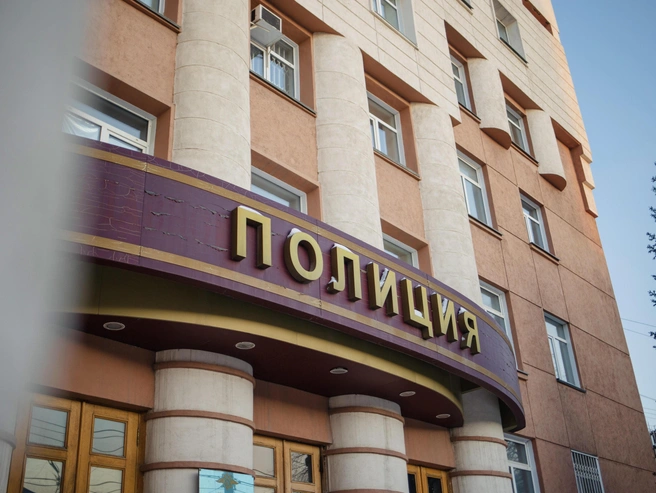 Сотрудники полиции проводят проверку по факту падения студентки из окна общежития | Источник: Алина Скитович / NGS.RU