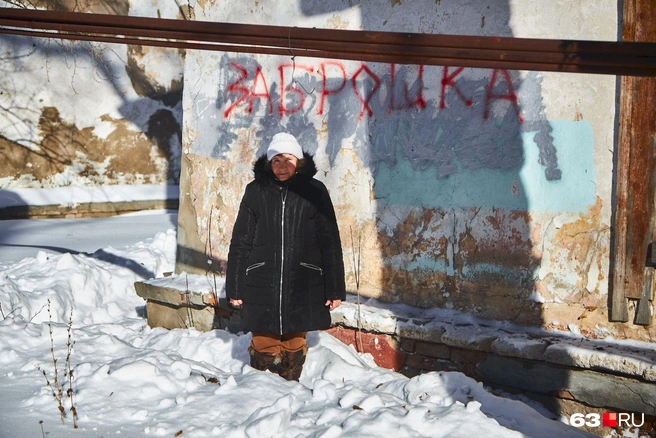 Ежемесячно жители развалюшки платят за содержание, но должных услуг не получают  | Источник: Роман Данилкин / 63.RU