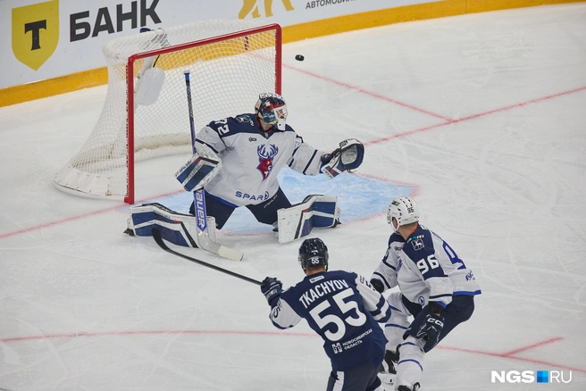На льду встретились ХК «Сибирь» и «Торпедо» из Нижнего Новгорода | Источник: Александр Ощепков / NGS.RU