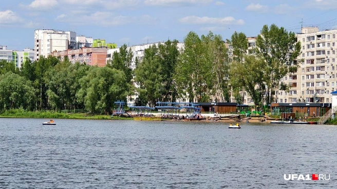 Пляж расположен в двух минутах ходьбы от жилого массива | Источник: Булат Салихов / UFA1.RU