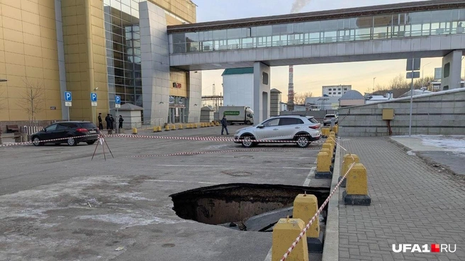 Обвал грунта возле железнодорожного вокзала Уфы | Источник: Булат Салихов / UFA1.RU