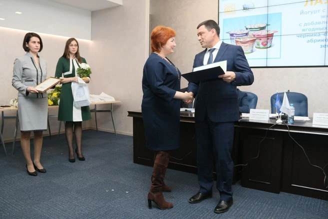 Самой высокой награды удостоены двухслойные йогурты с черникой-ежевикой, персиком-абрикосом и клубникой-земляникой | Источник: «Лужайкино»