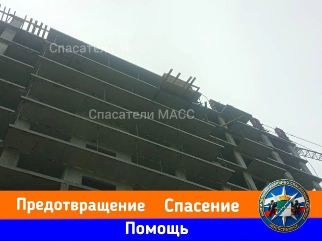 Рабочие упали на крышу пристройки  | Источник: «Спасатели МАСС» / Telegram