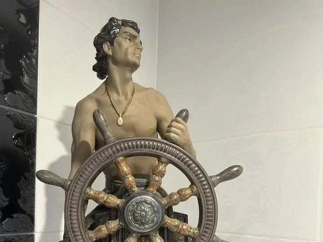 Статуэтка сделана из фарфора | Источник: «Авито»