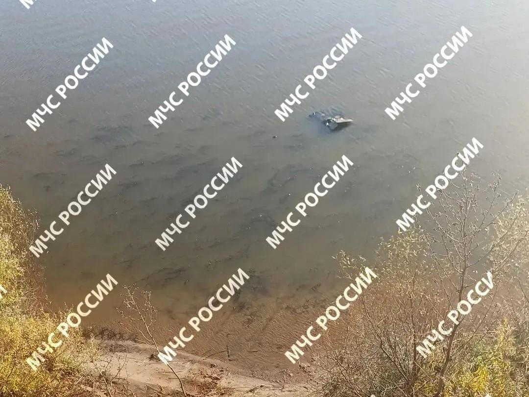 Под Казанью легковушка слетела с обрыва в реку. Утонули двое парней