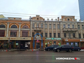 В доме № 46 на проспекте Революции раньше находилось кафе-клуб «Железное перо». В 1920-х годах это было одно из любимых мест молодых воронежских журналистов, включая Платонова | Источник: Алёна Воропаева / Voronezh1.ru