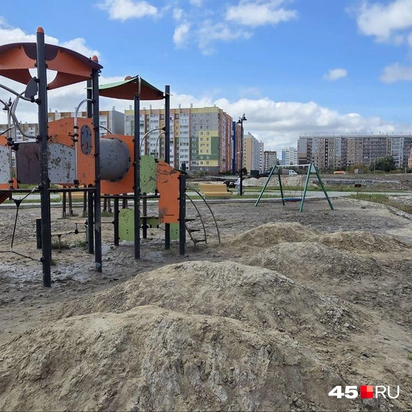Чистым на этой детской площадке точно не останешься | Источник: Алёна Кисель /45.ru 