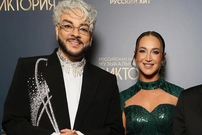 «У нас определенные отношения»: Бузова объяснила, зачем совала пальцы Киркорову в рот