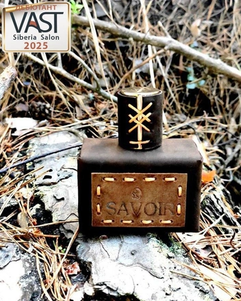 Родилась такая идея из банального факта: вся нишевая парфюмерия разливается по типовым флаконам, и способов выделиться из общего ряда немного | Источник: vk.com/aromat_goda