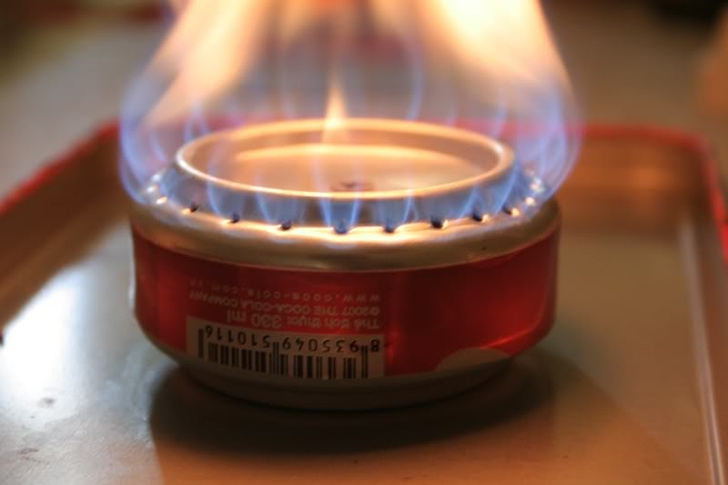 Лайфхак: как сделать походную печь из банки газировки | MAXIM