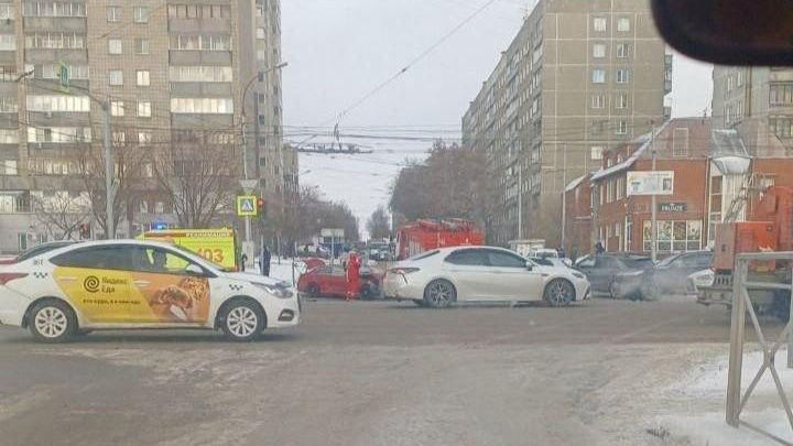 Водителя зажало в машине после жесткого удара «Мерседеса» и «Тойоты» на Фрунзе