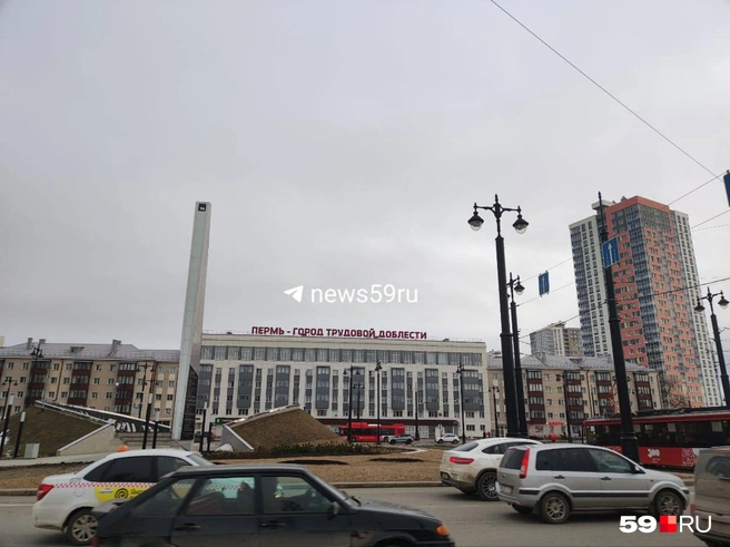 Слева в кадре стела «Пермь&nbsp;— город трудовой доблести» | Источник: Наталия Главатских / 59.RU
