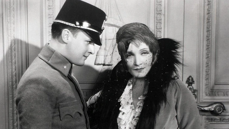 Марлен Дитрих в роли Лолы в «Голубом ангеле», 1930 год