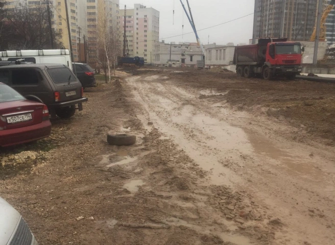 Рязанцы снова пожаловались на непроходимую грязь возле строящейся школы в Кальном | ya62.ru