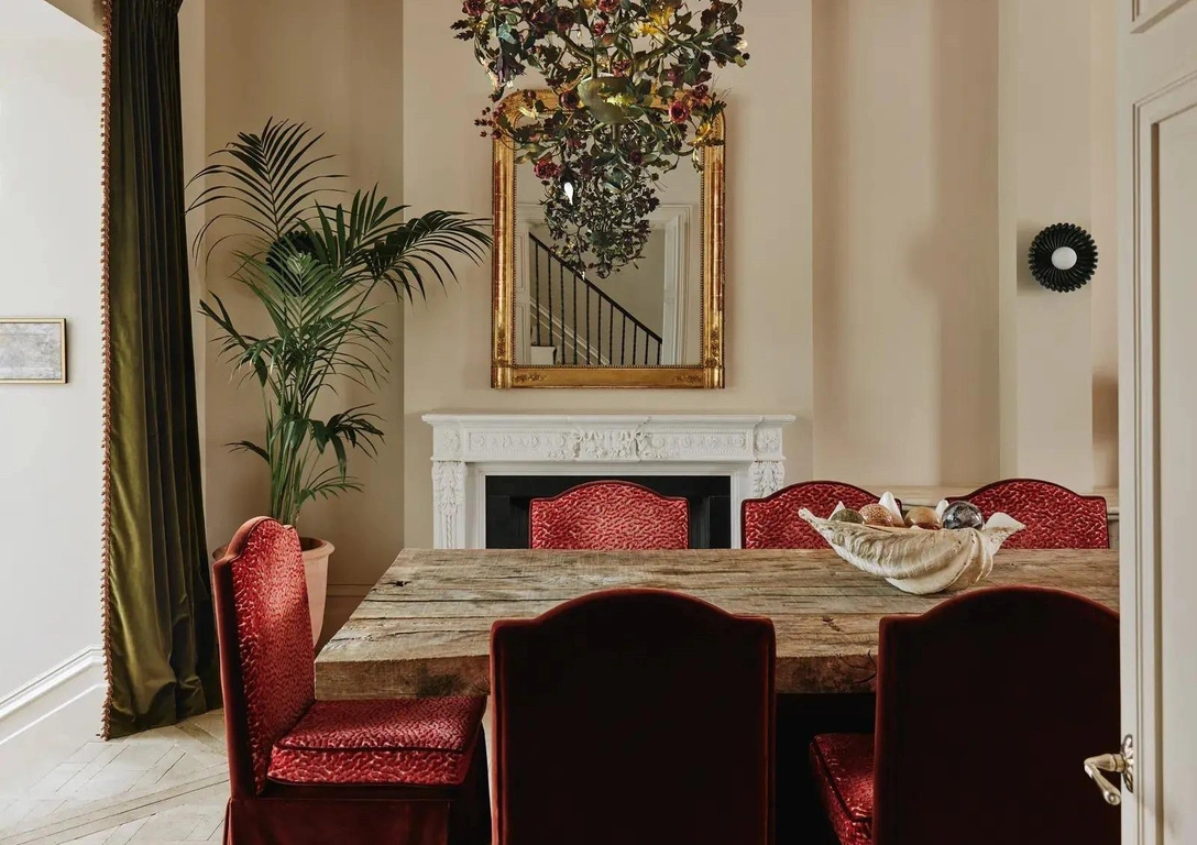 Стулья в ткани Kemble от Colefax and Fowler. Светильник Floral May, Cox London. Антикварное зеркало. | Источник: Кристофер Хорвуд