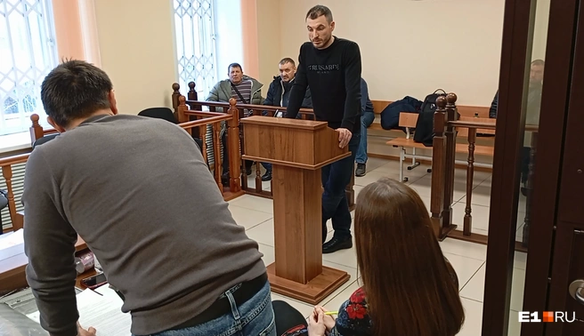 На суде Сергей Колдаев не скрывал, что испытывает неприязнь к бывшему участковому Юрию Золотко | Источник: читатель E1.RU