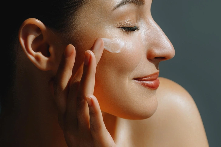 Жирная кожа нуждается в заботе: как составить программу ухода и найти те самые средства | Источник: MIRRORstudio/Shutterstock/Fotodom.ru