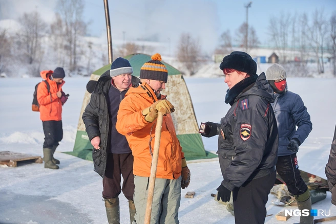 Пока моржи готовились к заплыву, на место приехали сотрудники полиции, администрации города и спасатели | Источник: Александр Ощепков / NGS.RU