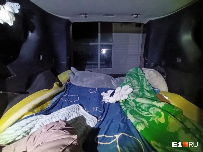 На охраняемых стоянках ночевать в машине — нормальный вариант, нет привязки к гостиницам | Источник: Дарья Черткова