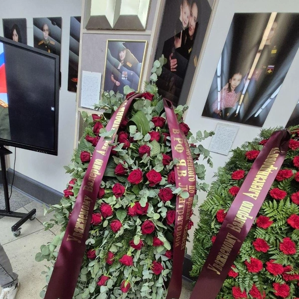 Венки от уполномоченного по правам человека в РФ | Источник: Ирина Яковлева / V1.RU