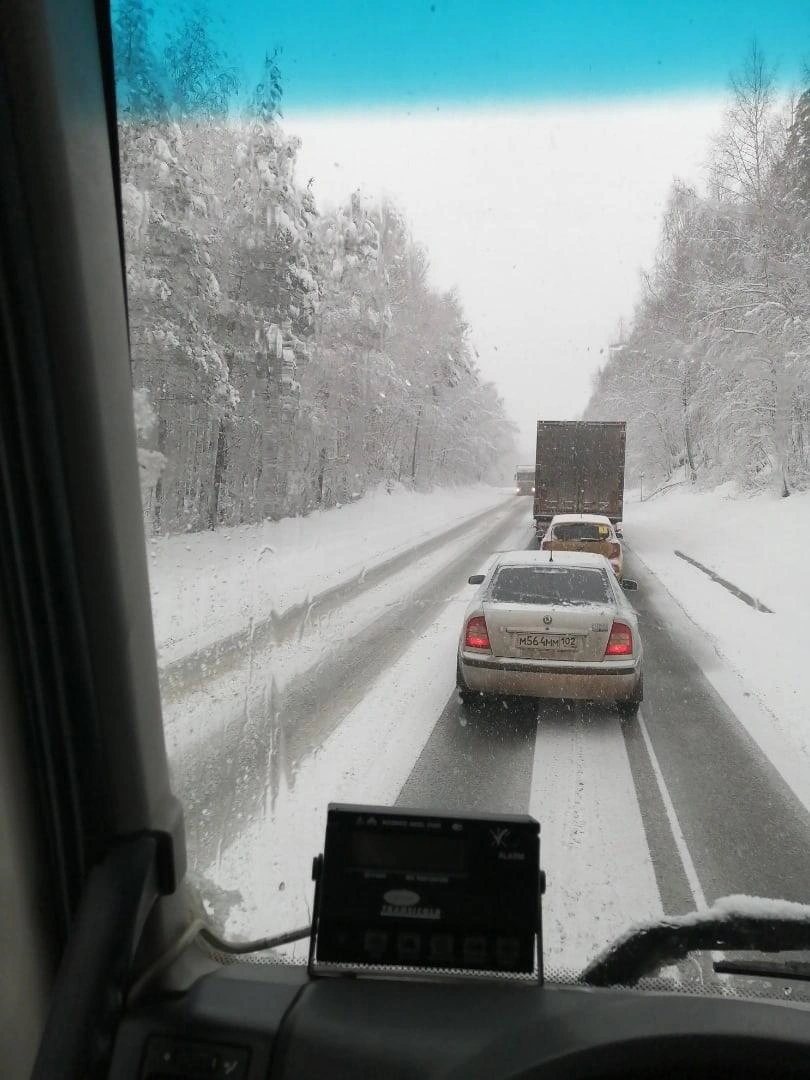 На трассе М-5 в Челябинской области образовались пробки из-за снегопада, 14  ноября 2022 г. - 14 ноября 2022 - 74.ру