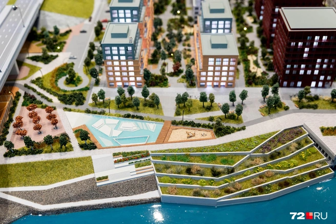 Голубой водный аттракцион, который отрисовали на макете, решили не делать&nbsp;— муниципалитету его дорого содержать | Источник: Ирина Шарова / 72.RU