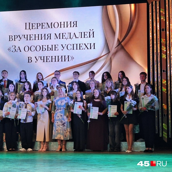 Медалисты сделали фото вместе с директором городского департамента соцполитики Юлией Гурьяновой | Источник: Александр Лисихин / 45.RU 