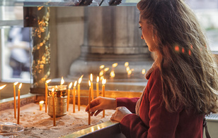 Можно ли дома жечь церковные свечи: объяснение священника