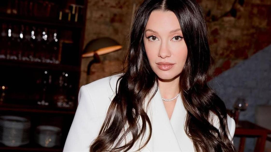 Первый светский выход беременной жены Тарасова: красивая и стильная