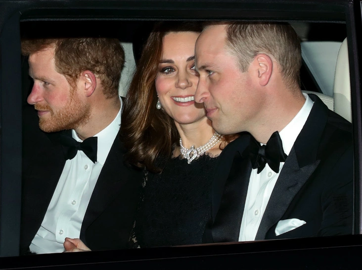 Принц Гарри, герцогиня Кембриджская и принц Уильям по пути на вечеринку в честь 70-летия со дня свадьбы королевы и герцога Эдинбургского, 20 ноября 2017