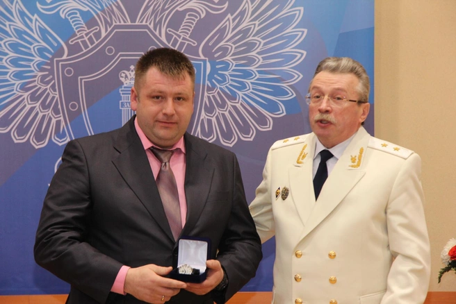 Экс-прокурор Тюменской области Владимир Владимиров награждает Вячеслава Евсеева часами от Генпрокуратуры. В трудовой книжке водителя более 50 поощрений  | Источник: личный архив семьи Евсеевых