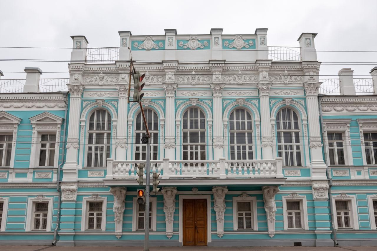 Печально известный Дом с атлантами на проспекте Октября в Ярославле. Здание разрушается на глазах, а атланты&nbsp;держатся из последних сил. В июле 2026 года суд оштрафовал собственника из-за нарушений требований законодательства об охране объектов культурного наследия | Источник: Городские медиа