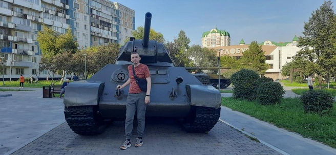 Александр у настоящего танка | Источник: личный архив Александра Гаврилова