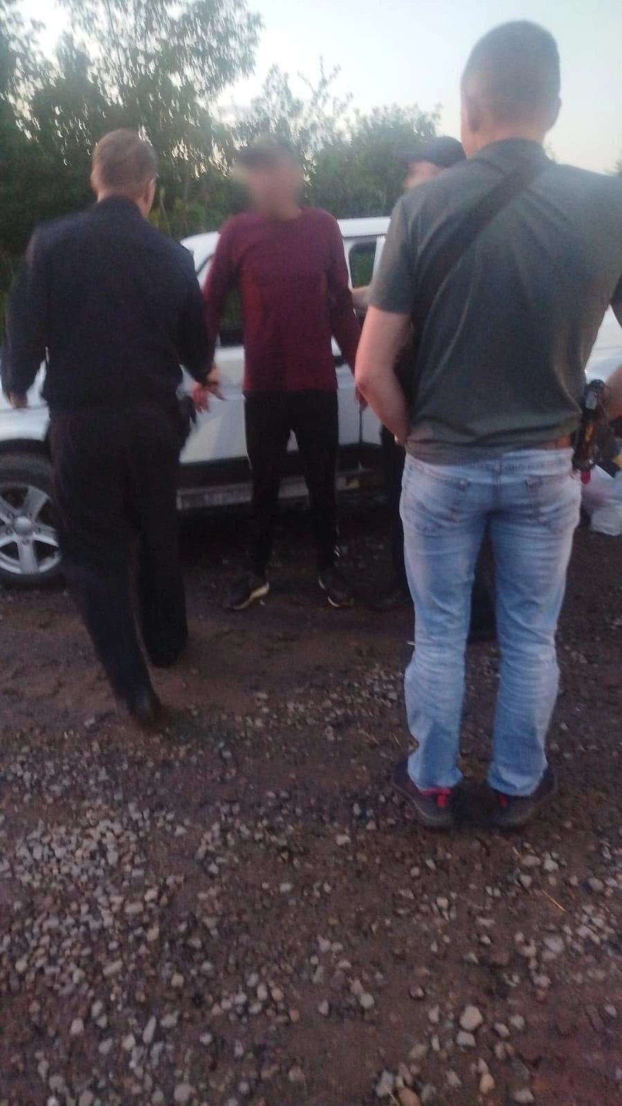 В минувшую субботу Ивана снова заметили недалеко от места пожара. В разговоре с жителями села он под запись признался, что поджег дом при помощи бересты. Полицейские забрали его, а потом, по словам Виталия Быкова, отпустили | Источник: Виталий Быков