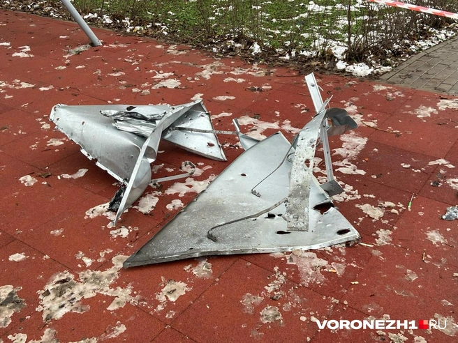 У одного из домов буквально оторвало часть крыши — она упала на детскую площадку | Источник: Дмитрий Волгин / Voronezh1.ru