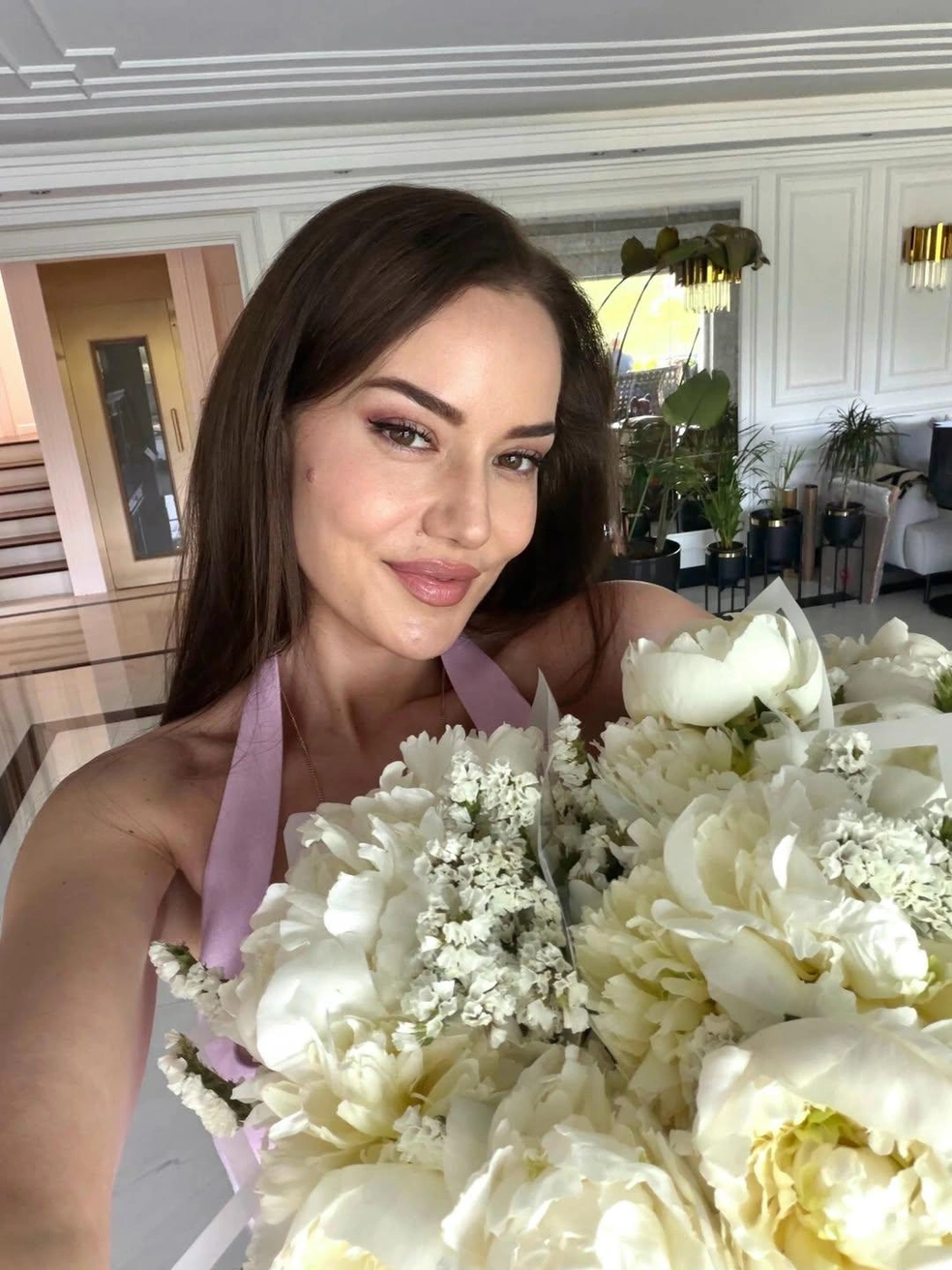 Впрочем, цветы и подарки тоже делают красотку счастливой | Источник: evcenf / Instagram (экстремистская организация, деятельность запрещена на территории РФ)