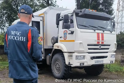 МЧС контролирует размытую дорогу на Камчатке