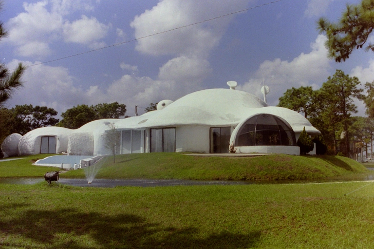 Экстерьер Xanadu House в Киссимми, Флорида, 1990. | Источник: wikipedia.org