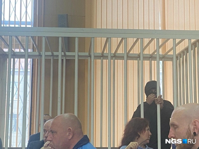 Гегам Гегамян скрывает лицо от журналистов | Источник: Эмиль Фукс / NGS.RU