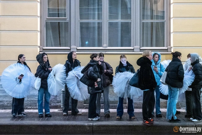 Очередь за прекрасным будущим. Академия Вагановой | Источник: Михаил Огнев / FONTANKA.RU