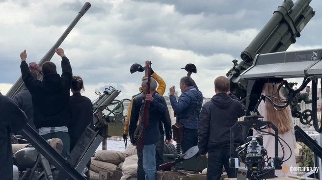 Непривычное видео со стрелки Васильевского острова. Подготовка к «Алым парусам» идет полным ходом | Источник: Фонтанка SPB Online / Телеграм