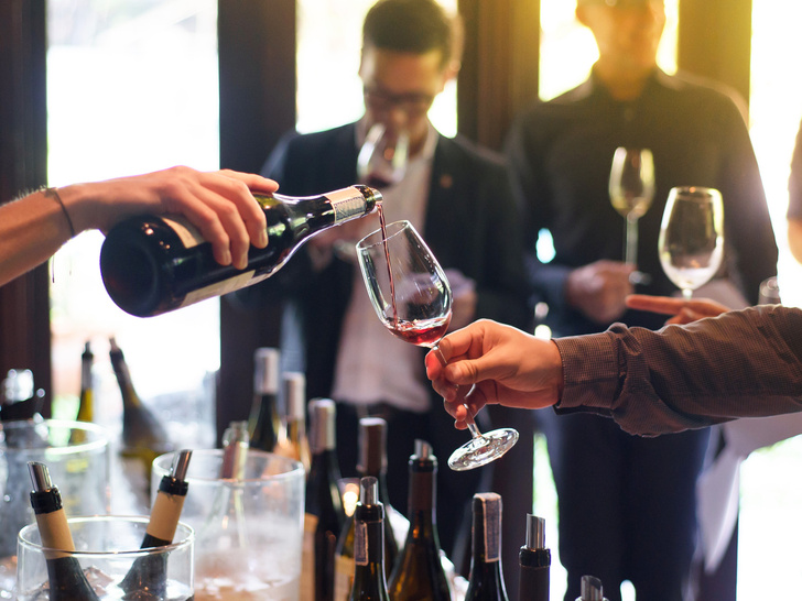 Как выбрать хорошее вино для новогоднего стола: 10 главных правил, которые вы постоянно нарушаете