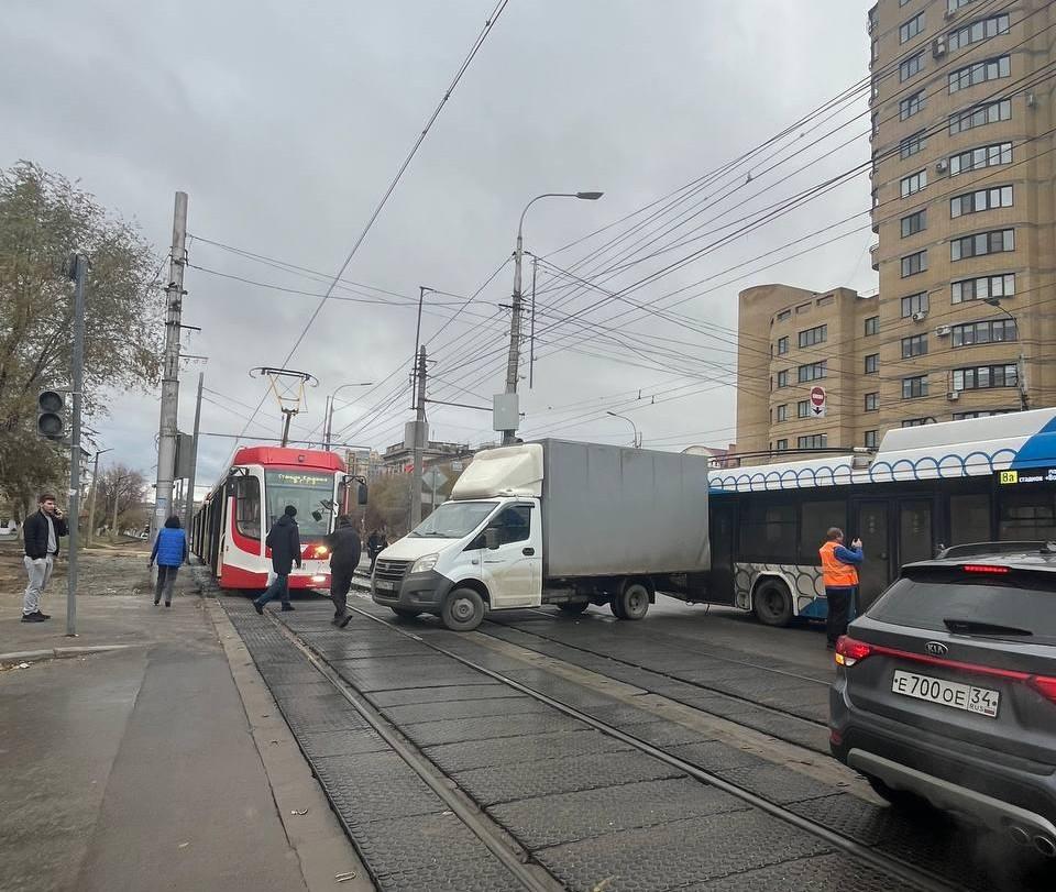 Так удачно — еще постараться надо: в центре Волгограда столкновение троллейбуса и «Газели» остановило скоростной трамвай 