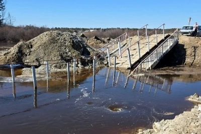 Прокуратура проверяет поврежденную переправу в Амурской области